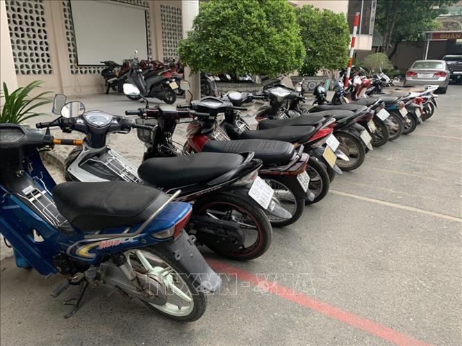 Các phương tiện và tang vật bị thu giữ liên quan đến sới bạc bị triệt xóa tại phường Hiệp An, thành phố Thủ Dầu Một, tỉnh Bình Dương