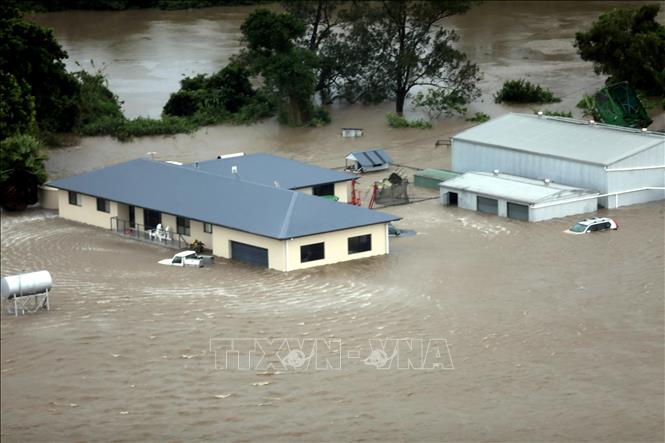 Trong ảnh: Nhà cửa bị nước lũ nhấn chìm tại Ballina, bang New South Wales (Australia), ngày 28/2/2022. Ảnh: AFP/TTXVN 