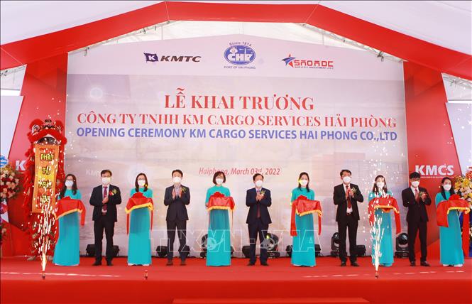 Trong ảnh: Quang cảnh lễ cắt băng khai trương Công ty TNHH KM Cargo Services Hải Phòng. Ảnh: TTXVN phát