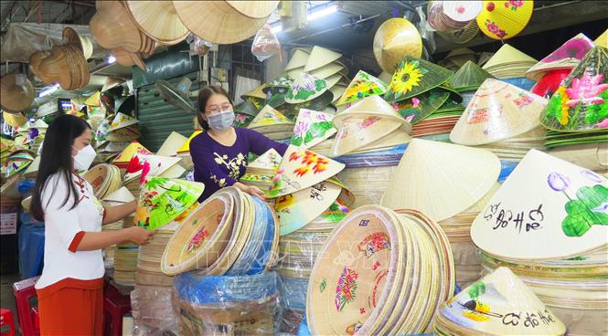 Trong ảnh: Nhiều du khách đến Huế rất thích thú với hình ảnh tiểu thương chợ Đông Ba mặc áo dài. Ảnh: Tường Vi - TTXVN