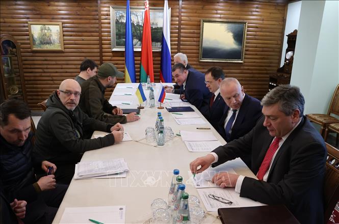 Trong ảnh: Toàn cảnh vòng đàm phán thứ hai giữa phái đoàn Nga và Ukraine tại vùng Belovezhskaya, Belarus ngày 3/3/2022. Ảnh: THX/TTXVN