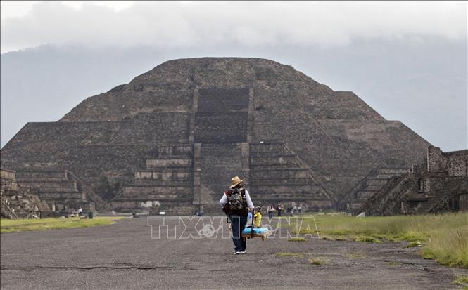 Trong ảnh: Khách du lịch tại di chỉ khảo cổ Teotihuacan ở Mexico. Ảnh: AFP/TTXVN