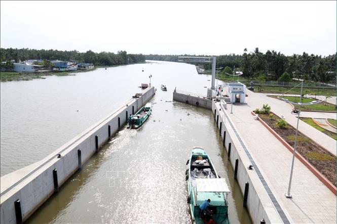 Trong ảnh: Hệ thống cống thủy lợi Cái Lớn - Cái Bé đã hoàn thành giai đoạn 1 và đưa vào vận hành. Ảnh: Lê Sen - TTXVN