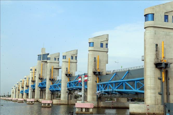 Trong ảnh: Hệ thống cống thủy lợi Cái Lớn - Cái Bé đã hoàn thành giai đoạn 1. Ảnh: Lê Sen - TTXVN