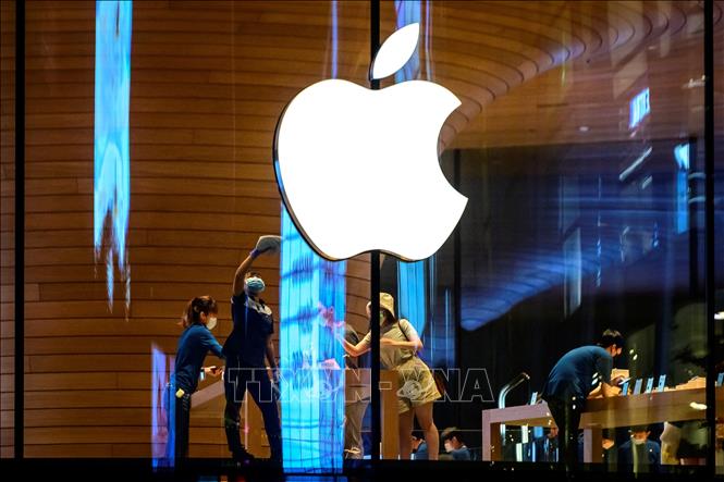Trong ảnh (tư liệu): Biểu tượng Apple tại một cửa hàng của hãng ở Bangkok, Thái Lan. Ảnh: AFP/ TTXVN 