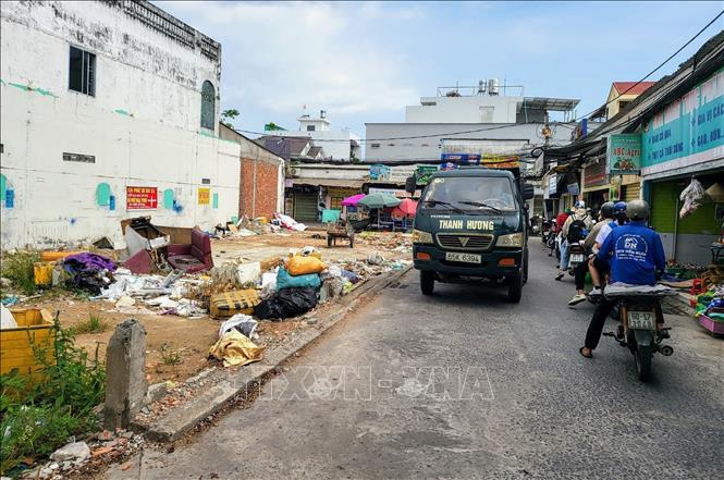 Từ khi được nâng cấp, hẻm 51 được nhiều người chọn để đi tắt từ đường 3-2 ra hồ Búng Xáng, đường Nguyễn Văn Linh, đường Nguyễn Văn Cừ khiến con hẻm này trở nên quá tải vào giờ cao điểm. Ảnh: Thanh Liêm - TTXVN