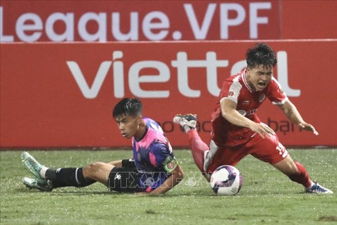 Hậu vệ Sài Gòn FC vào bóng quyết liệt để ngăn cản pha đột phá của tiền đạo Viettel. Ảnh: Minh Quyết - TTXVN