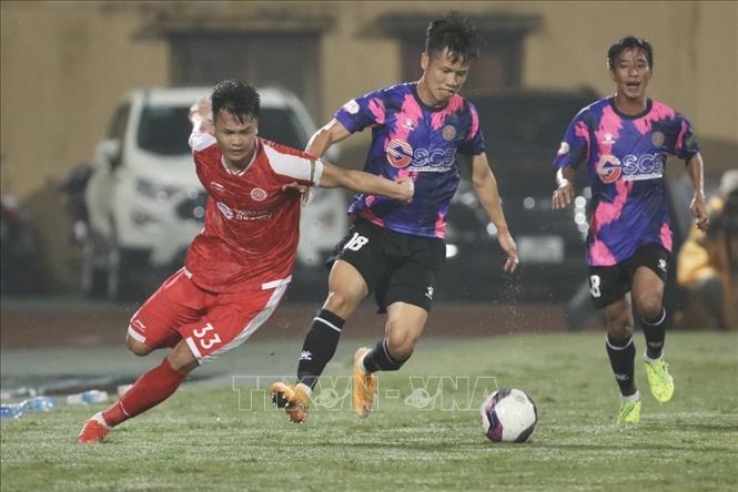 Tiền đạo Dương Văn Hào (33, Viettel) nỗ lực đi bóng qua hậu vệ Sài Gòn FC. Ảnh: Minh Quyết - TTXVN