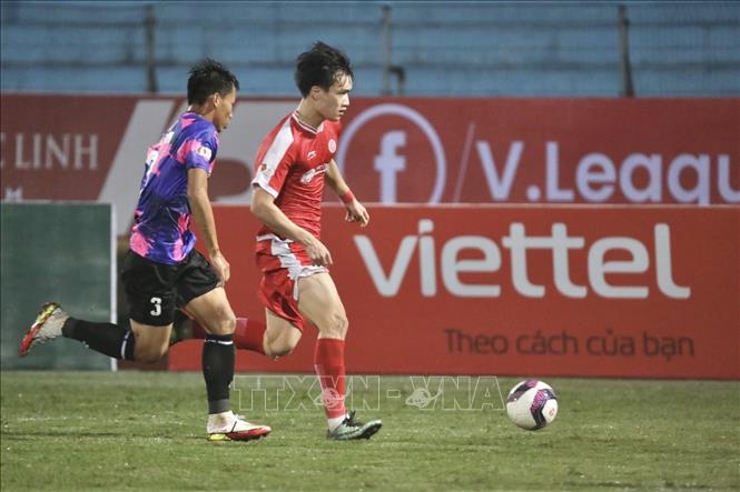 Tiền đạo Hoàng Đức (Viettel) lên bóng bên phía hành lang cánh trái. Ảnh: Minh Quyết - TTXVN
