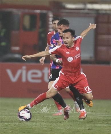 Tiền vệ Hồ Khắc Ngọc (12, Viettel) bị hậu vệ Sài Gòn FC phạm lỗi từ phía sau. Ảnh: Minh Quyết - TTXVN