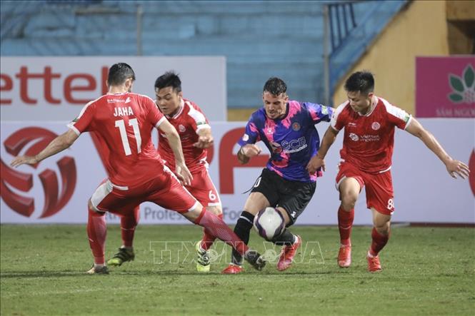 Nỗ lực đi bóng của cầu thủ Sài Gòn FC trước 3 cầu thủ Viettel. Ảnh: Minh Quyết - TTXVN