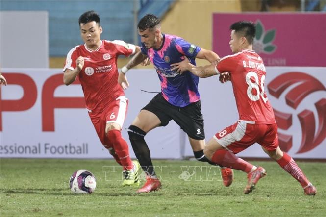 Pha đi bóng của cầu thủ Sài Gòn FC trước sự truy cản của 2 cầu thủ Viettel. Ảnh: Minh Quyết - TTXVN
