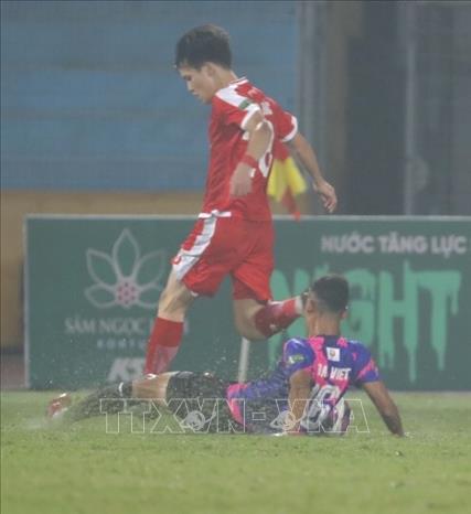 Tiền đạo Nguyễn Hoàng Đức (18, Viettel) đi bóng vượt qua sự truy cản quyết liệt của hậu vệ Đoàn Anh VIệt (16, Sài Gòn FC). Ảnh: Minh Quyết - TTXVN