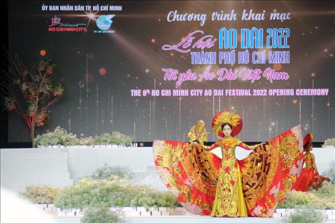 Một mẫu thiết kế độc đáo trong bộ sưu tập áo dài 