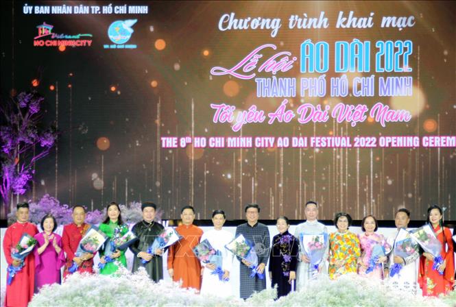 Các đồng chí lãnh đạo Trung ương và địa phương tặng hoa cho các nhà thiết kế tham gia Lễ hội Áo dài Thành phố Hồ Chí Minh lần thứ 8. Ảnh: Mỹ Phương - TTXVN
