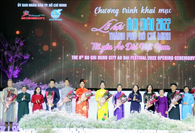 Phó Chủ tịch nước Võ Thị Ánh Xuân (thứ 5, từ phải sang) cùng lãnh đạo Trung ương, địa phương tặng hoa cho các Đại sứ của Lễ hội Áo dài Thành phố Hồ Chí Minh lần thứ 8. Ảnh: Mỹ Phương - TTXVN