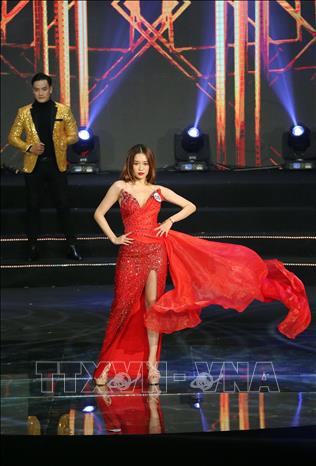 Trang phục dạ hội của Lệ Hằng ở chung kết Hoa hậu Hoàn vũ  Thời trang sao