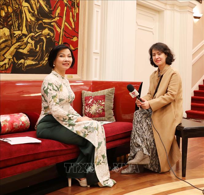 Trong ảnh: Phu nhân của Đại sứ Việt Nam tại Mỹ Nguyễn Quốc Dũng trả lời phỏng vấn của TTXVN. Ảnh: Phạm Ngọc Ánh - PV TTXVN tại Mỹ