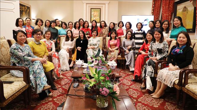 Trong ảnh: Đại sứ Việt Nam tại Mỹ Nguyễn Quốc Dũng cùng phu nhân chúc mừng các phu nhân của các cơ quan Đại diện của Việt Nam tại Mỹ nhân ngày 8/3. Ảnh: Phạm Ngọc Ánh - PV TTXVN tại Mỹ