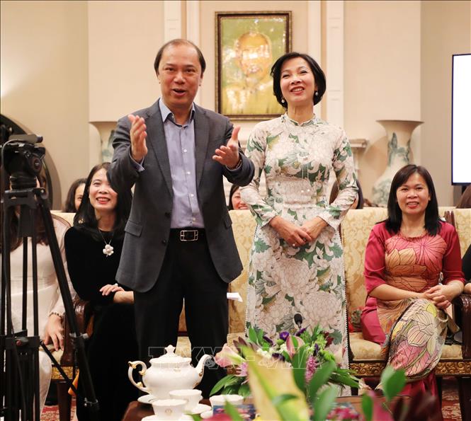 Trong ảnh: Đại sứ Việt Nam tại Mỹ Nguyễn Quốc Dũng cùng phu nhân chúc mừng các phu nhân của các cơ quan Đại diện của Việt Nam tại Mỹ nhân ngày 8/3. Ảnh: Phạm Ngọc Ánh - PV TTXVN tại Mỹ