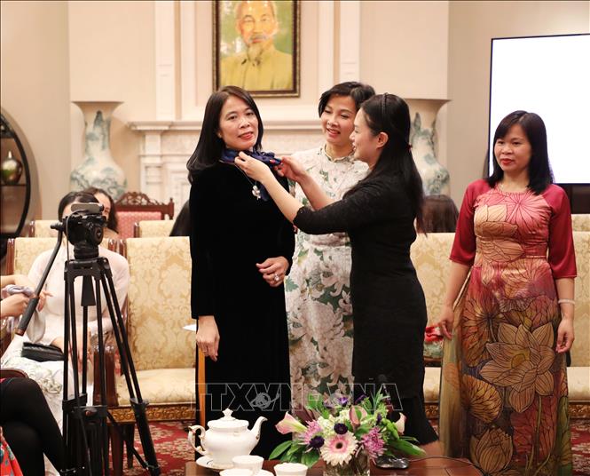 Trong ảnh: Phu nhân của Đại sứ Việt Nam tại Mỹ Nguyễn Quốc Dũng hướng dẫn quàng khăn cho các phu nhân của các cơ quan Đại diện của Việt Nam tại Mỹ nhân ngày 8/3. Ảnh: Phạm Ngọc Ánh - PV TTXVN tại Mỹ