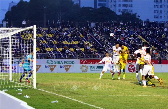 Trong ảnh: Pha đánh đầu mở tỷ số 1 - 0 cho Sông Lam Nghệ An của cầu thủ Xuân Mạnh. Ảnh: Tá Chuyên - TTXVN