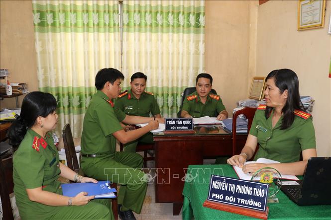 Trong ảnh: Thiếu tá Nguyễn Thị Phương Thảo (phải) trao đổi nghiệp vụ cùng các thành viên trong Đội Cảnh sát quản lý hành chánh về trật tự xã hội. Ảnh: Hữu Chí – TTXVN