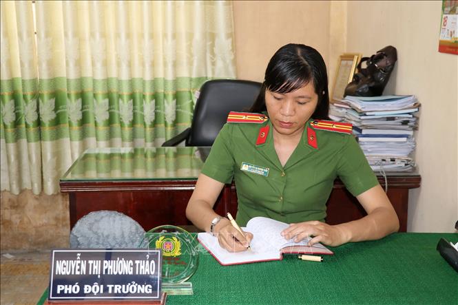 Trong ảnh: Thiếu tá Nguyễn Thị Phương Thảo luôn cần mẫn, nhiệt tình và có trách nhiệm trong công việc. Ảnh: Hữu Chí – TTXVN