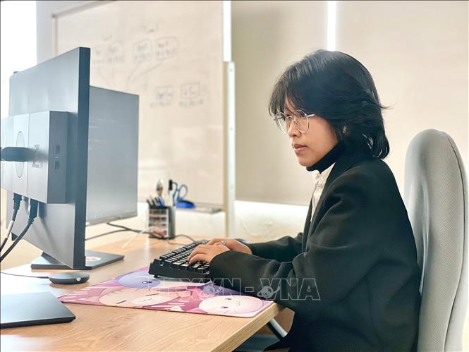 Trong ảnh: Lê Mỹ Quỳnh, cựu sinh viên Học viện Kỹ thuật Mật mã với thành tích Thủ khoa xuất sắc tốt nghiệp các trường đại học, học viện trên địa bàn thành phố Hà Nội năm 2021. Ảnh: Minh Đức - TTXVN