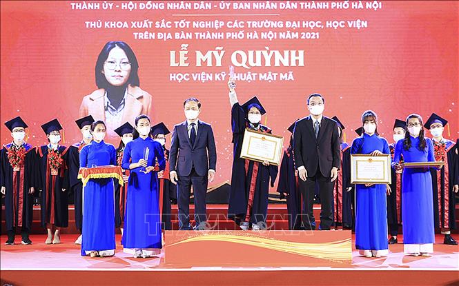 Trong ảnh: Lê Mỹ Quỳnh trong Lễ tuyên dương Thủ khoa xuất sắc tốt nghiệp các trường đại học, học viện trên địa bàn thành phố Hà Nội năm 2021. Ảnh: Minh Đức - TTXVN