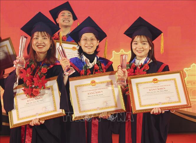 Trong ảnh: Lê Mỹ Quỳnh trong nhận Bằng khen trong Lễ tuyên dương Thủ khoa xuất sắc tốt nghiệp các trường đại học, học viện trên địa bàn thành phố Hà Nội năm 2021. Ảnh: Minh Đức - TTXVN
