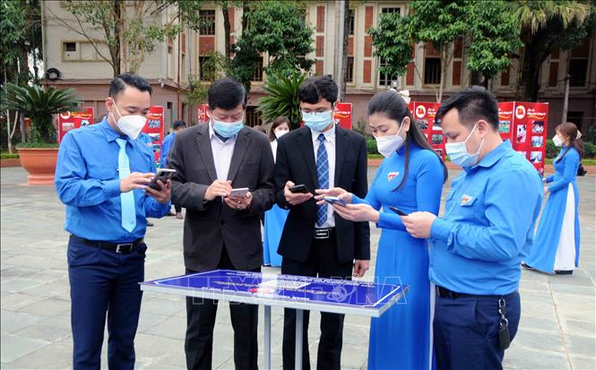Trong ảnh: Các đại biểu truy cập vào Bản đồ số được tích hợp trên trang thông tin điện tử của Tỉnh đoàn Sơn La: tinhdoansonla.gov.vn bằng cách quét mã QR code. Ảnh: Quang Quyết-TTXVN