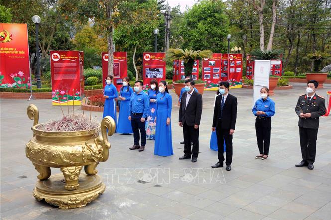 Trong ảnh: Lễ Dâng hương tưởng niệm Nhà cách mạng, liệt sỹ Tô Hiệu và các Anh hùng Liệt sỹ, những người Việt Nam yêu nước đã hy sinh anh dũng tại Nhà tù Sơn La. Ảnh: Quang Quyết-TTXVN