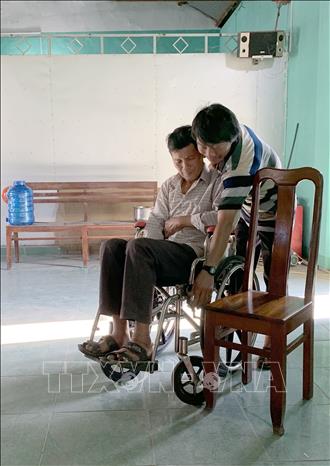 Trong ảnh: Tập huấn kỹ năng chăm sóc người khuyết tật tại nhà cho tình nguyên viên ở huyện Tây Sơn, tỉnh Bình Định, giai đoạn 2018-2021. Ảnh: TTXVN phát