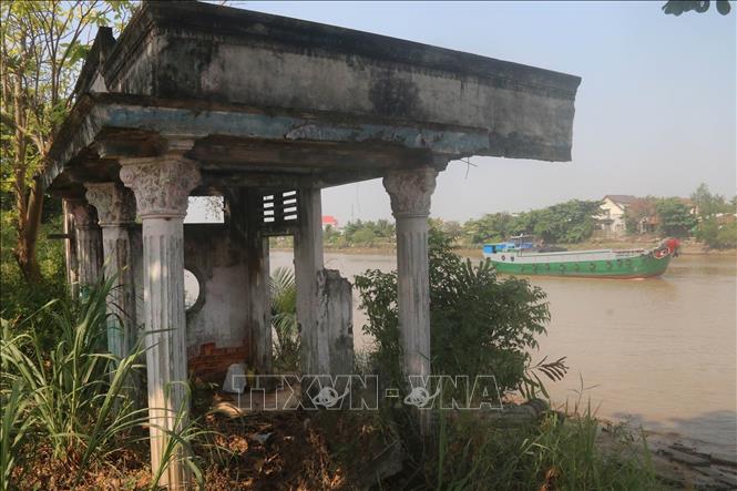 Trong ảnh: Một ngôi nhà bỏ hoang do sạt lở tại ấp Bình Khương I, xã Bình Phục Nhứt, huyện Chợ Gạo. Ảnh: Minh Trí-TTXVN