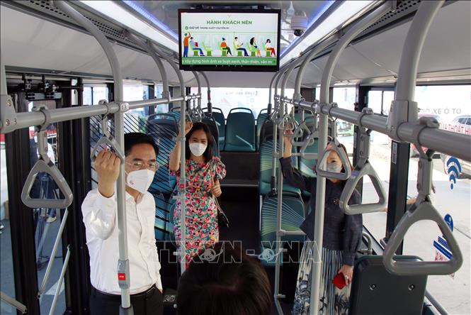 Trong ảnh: Xe buýt điện có 67 chỗ (bao gồm cả chỗ đứng). Ảnh: Tiến Lực – TTXVN