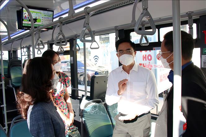 Trong ảnh: Các đại biểu tham quan xe buýt điện của VinBus. Ảnh: Tiến Lực – TTXVN