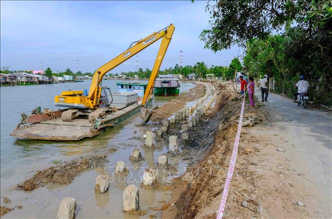 Đoạn kè chống sạt lở sông Ô Môn đoạn qua phường Thới An, quận Ô Môn đang được thi công. Ảnh: Thanh Liêm - TTXVN