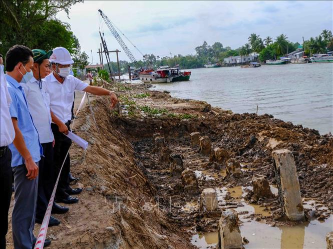 Lãnh đạo UBND thành phố Cần Thơ kiểm tra công trình kè chống sạt lở sông Ô Môn đoạn qua phường Thới An, quận Ô Môn đang được thi công. Ảnh: Thanh Liêm - TTXVN