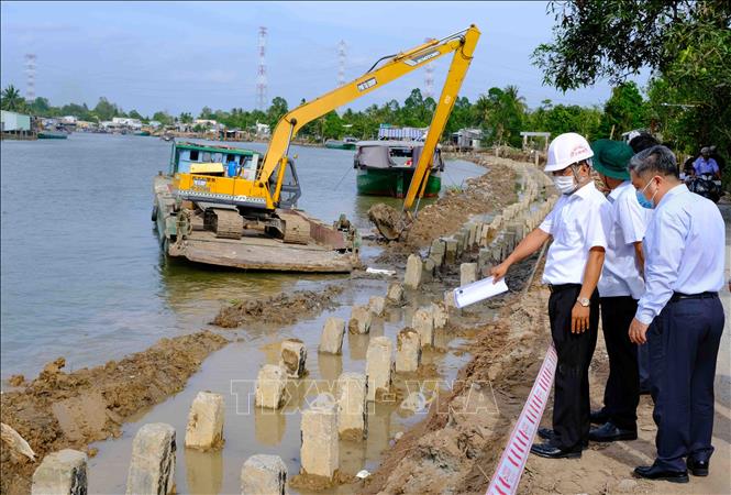 Thi công kè chống sạt lở sông Ô Môn đoạn qua phường Thới An, quận Ô Môn. Ảnh: Thanh Liêm - TTXVN