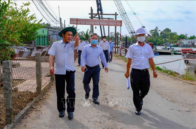 Lãnh đạo UBND thành phố Cần Thơ đi kiểm tra các công trình kè chống sạt lở sông Ô Môn thuộc địa bàn quận Ô Môn. Ảnh: Thanh Liêm - TTXVN