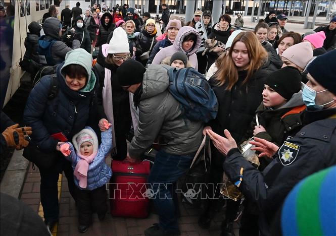 Trong ảnh: Người dân Ukraine sơ tán khỏi thủ đô Kiev, ngày 7/3/2022. Ảnh: AFP/TTXVN