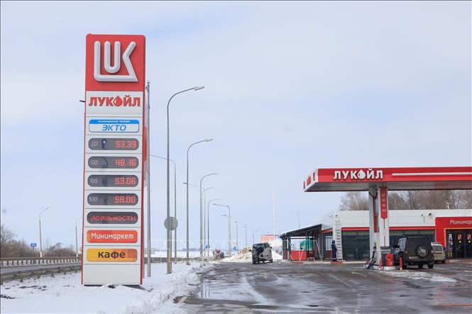 Giá bán lẻ xăng do công ty Lukoil niêm yết ngày 9/3: xăng A92 - 48,16 Ruble/lit, A95 - 53,06 Ruble/lit, A100 - 59 Ruble/lit. Ảnh: Trần Hiếu - PV TTXVN tại Nga
