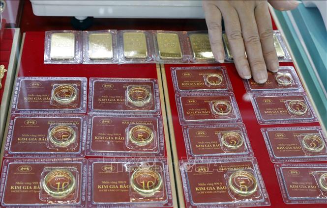 Trong ảnh: Các sản phẩm vàng bày bán tại Công ty vàng Bảo Tín Minh Châu, phố Hoàng Cầu, Hà Nội. Ảnh: Trần Việt - TTXVN
