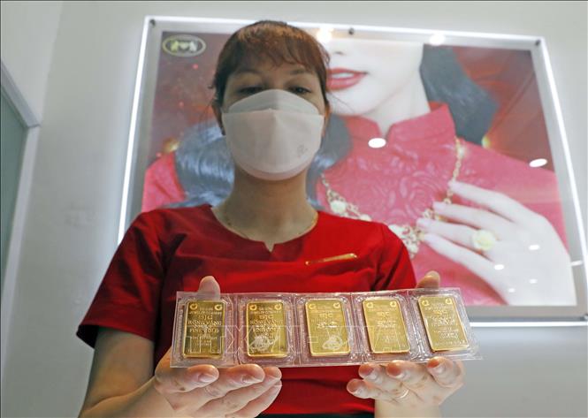 Trong ảnh: Sản phẩm vàng miếng bày bán tại Công ty vàng Bảo Tín Minh Châu, phố Hoàng Cầu, Hà Nội. Ảnh: Trần Việt - TTXVN