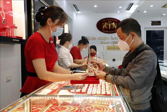 Trong ảnh: Mua bán vàng tại Công ty vàng Bảo Tín Minh Châu, phố Hoàng Cầu, Hà Nội. Ảnh: Trần Việt - TTXVN