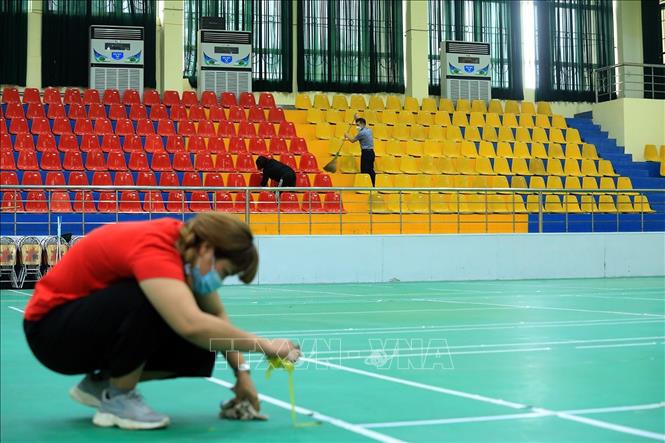 Trong ảnh: Các hạng mục trong Nhà thi đấu huyện Đan Phượng đang được khẩn trương thi công và dọn dẹp. Ảnh: Tuấn Anh - TTXVN
