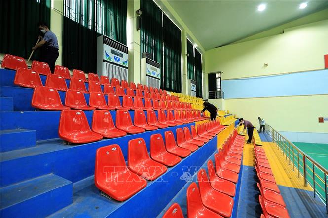 Trong ảnh: Các hàng ghế trên khán đài được lau chùi sạch sẽ. Ảnh: Tuấn Anh - TTXVN