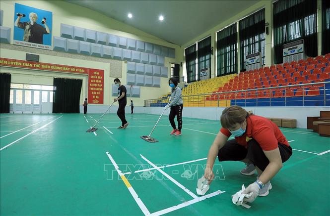 Trong ảnh: Các băng keo dính được bóc tách khỏi sàn thi đấu để đảm bảo an toàn, sạch đẹp. Ảnh: Tuấn Anh - TTXVN