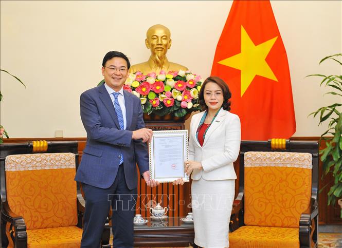 Trong ảnh: Thứ trưởng Bộ Ngoại giao Phạm Quang Hiệu tiếp nhận công văn nhận tài trợ của bà Hương Trần Kiều Dung, Phó Chủ tịch Thường trực Tập đoàn FLC, Phó Chủ tịch Hãng hàng không Bamboo Airways. Ảnh: Minh Đức – TTXVN